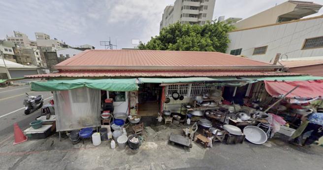 該間虱目魚小吃店在地經營至少40年，卻被控訴其在地長期霸占道路，於道路上堆放廢棄物與灶台。（圖／翻攝自Google Maps 2023年）