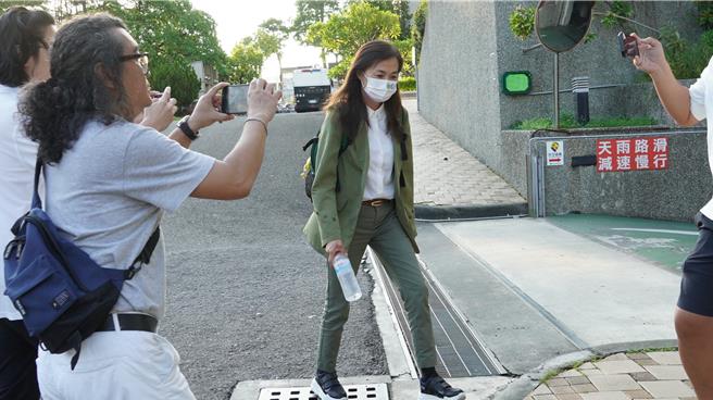 林宜瑾交保後離開台南地檢署。（寶智華攝）