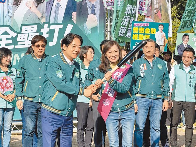 民進黨賴系立委林宜瑾（前右）昨日因遭檢舉涉嫌詐領助理費，被南檢搜索立委辦公室和台南服務處，並在訊後以100萬元交保。（中時資料照）