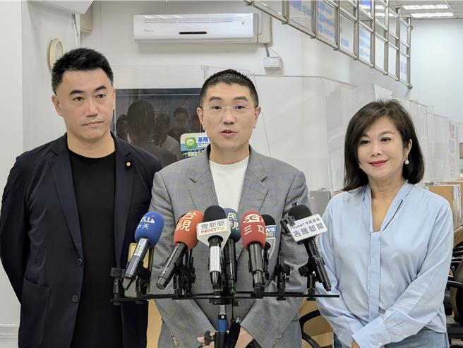基隆市長謝國樑（中）、副市長邱佩琳（右）、立法委員林沛祥（左）22日上午連袂出面，表示民進黨試圖以挑撥離間方式，介入謝國樑的罷免案。（張志康攝）