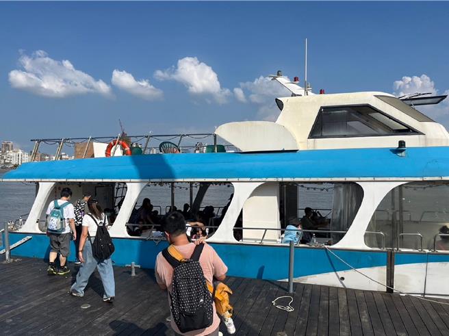 新北市高灘處將忠孝碼頭至大稻埕碼頭的定期航班調整至關渡碼頭，並自8月24日開始正式營運。（新北市高灘處提供）