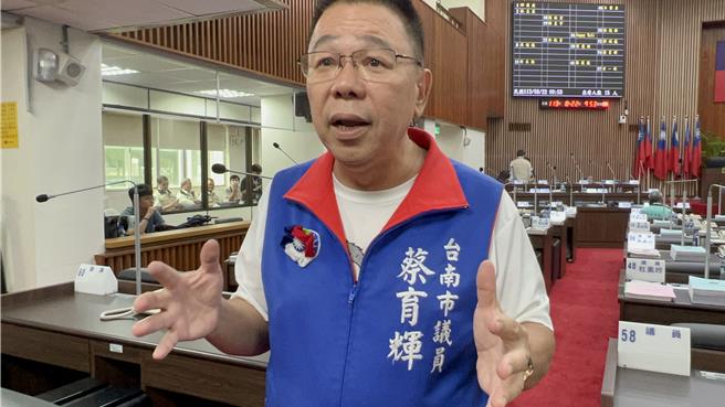 台南市议会国民党团发言人蔡育辉22日受访时说，助理费是一个很大的问题，如果检调全面都查的话，他敢说全国一半以上民代恐都有问题。（张毓翎摄）