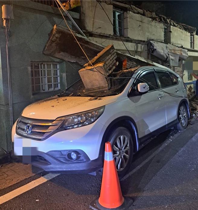 屏東縣枋山鄉善餘村有一處屋齡6、70年的空屋，不料老屋屋簷21日晚間突然倒塌直接砸中停在老屋旁的2輛小客車，所幸車上無人。（警方提供／謝佳潾屏東傳真）
