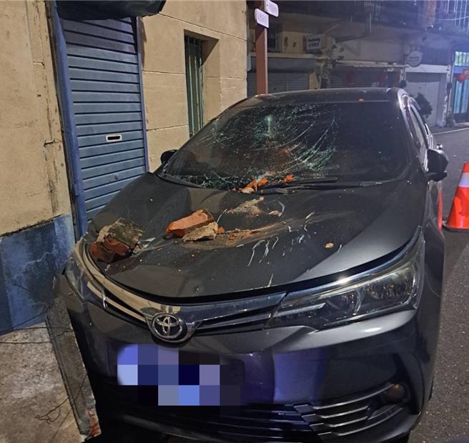 屏東縣枋山鄉善餘村有一處屋齡6、70年的空屋，不料老屋屋簷21日晚間突然倒塌直接砸中停在老屋旁的2輛小客車，所幸車上無人。（警方提供／謝佳潾屏東傳真）