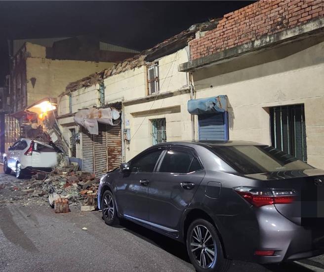 屏東縣枋山鄉善餘村有一處屋齡6、70年的空屋，不料老屋屋簷21日晚間突然倒塌直接砸中停在老屋旁的2輛小客車，所幸車上無人。（警方提供／謝佳潾屏東傳真）