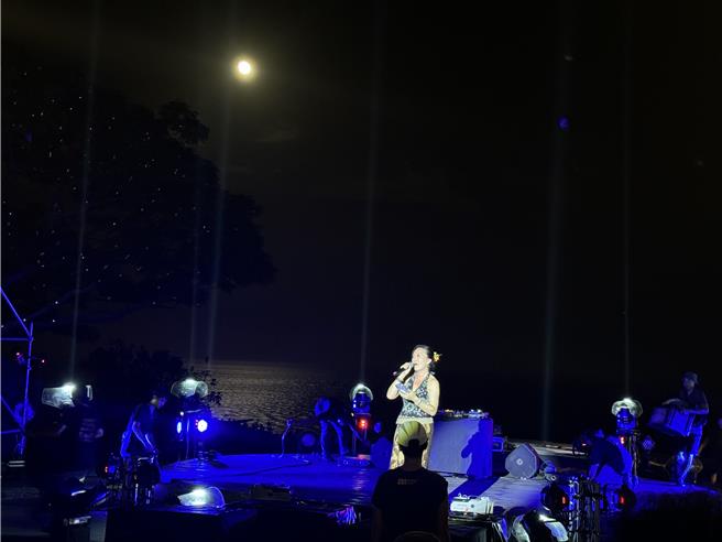 東管處近日舉辦月光海音樂會，夜空出現超級月亮及月華，遊客驚嘆。（蔡旻妤攝）