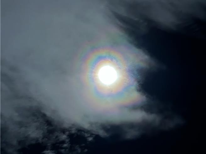 東管處近日舉辦月光海音樂會，夜空出現超級月亮及月華，遊客驚嘆。（蔡旻妤攝）