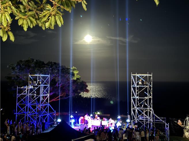 東管處近日舉辦月光海音樂會，夜空出現超級月亮及月華，遊客驚嘆。（蔡旻妤攝）