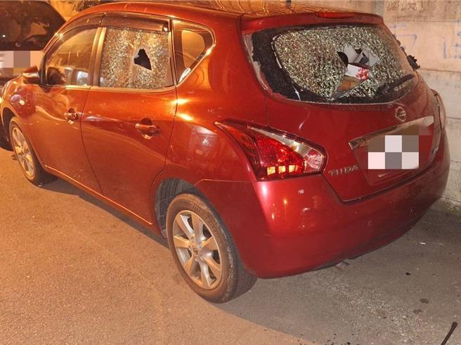 台中市31歲張姓男子日前晚間7時多手持鐵撬前往龍井區新興路的巷子，砸向5輛路停小客車，造成車輛前、後擋風玻璃、車窗等被砸毀。（民眾提供／潘虹恩台中傳真）