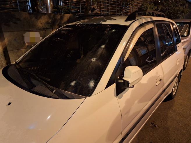 台中市31歲張姓男子日前晚間7時多手持鐵撬前往龍井區新興路的巷子，砸向5輛路停小客車，造成車輛前、後擋風玻璃、車窗等被砸毀。（民眾提供／潘虹恩台中傳真）