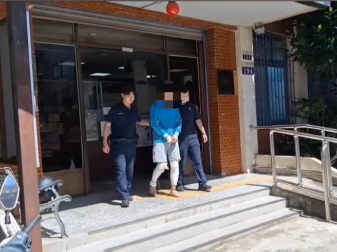 台中市31歲張姓男子日前晚間7時多手持鐵撬前往龍井區新興路的巷子，砸毀5輛路停小客車前後擋風玻璃、車窗等，烏日警方獲報1個半小時逮人到案，22日依毀損罪移送中檢偵辦。（民眾提供／潘虹恩台中傳真）