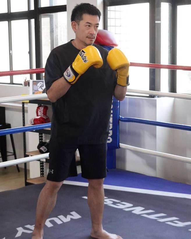 柯叔元挺身保护妻子、家人。（柯叔元脸书）