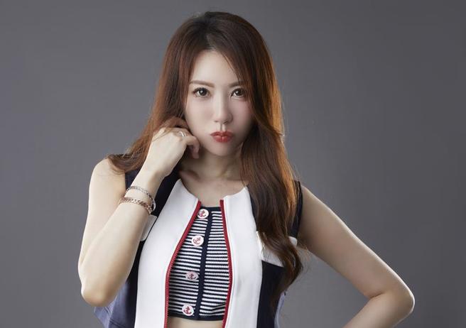 王滢在豪宅开直播，老公笑说都被看光光了，结果大爆流量。（镜艺宏海提供）