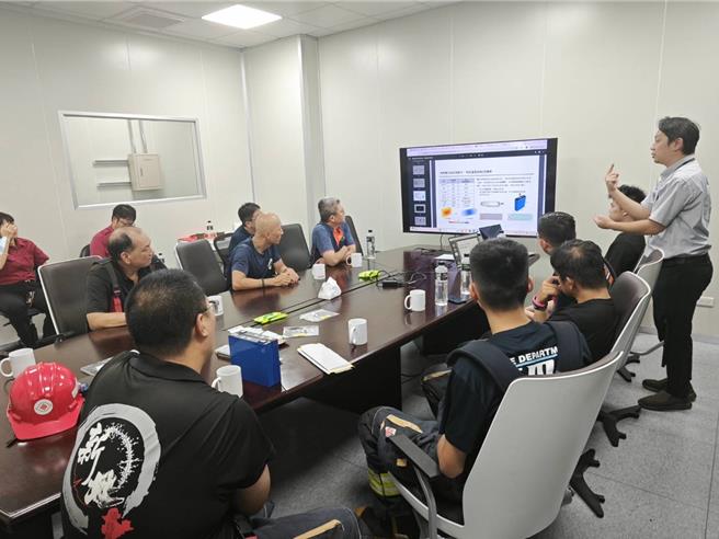 新北树林消防中队20日联合辖区内的锂电池工厂进行大规模实兵演练，旨在提高消防队对锂电池火灾的应对能力。（新北消防局提供）