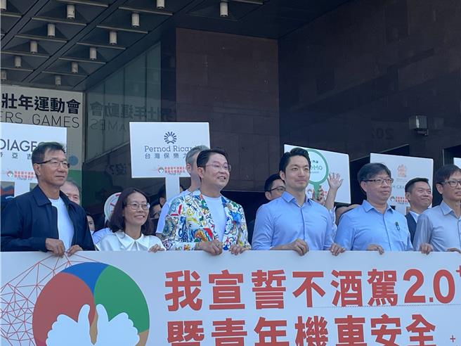 台北市长蒋万安（右三）携手、酒与社会责任促进会、国内外酒类业者、共享交通业者和汽机车安全协会等，推动「不酒驾 我行」宣示活动，推动5大诉求，包含「不酒驾」、「宾主尽欢，不劝酒」、「控制饮酒，不追酒」、「怀有身孕，酒精暂拒」、「未满18，滴酒不沾」。（刘彦宜摄）