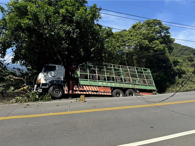 罗男驾驶货车沿北宜公路自新店往宜兰行驶，途经事故地点时，因闪避同向超车机车，导致货车失控衝撞护栏。（新店警分局提供）