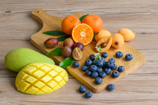 许多的水果连皮带肉一起吃，能摄取更多的膳食纤维。（示意图，Shutterstock／达志）