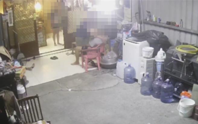经查看监视器，发现郑姓男子趁张男酒醉，窃取金项炼后离去。 （翻摄照片／洪靖宜高雄传真）