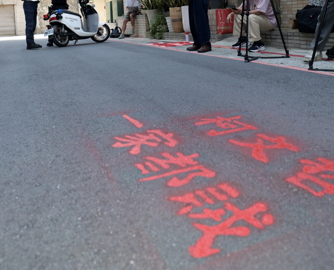 台灣國理事長陳峻涵22日出現在民眾黨主席柯文哲家前並用噴罐噴下「柯文哲一家都賊」表達訴求。（郭吉銓攝）