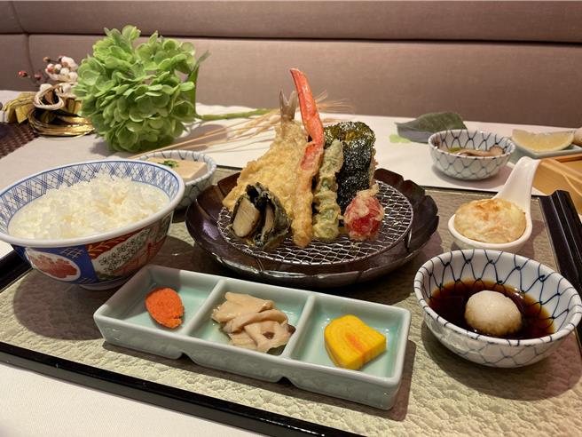 金子半之助「特上海鲜天妇罗定食」，499元，只在新光三越A8店贩售。（朱世凯摄）