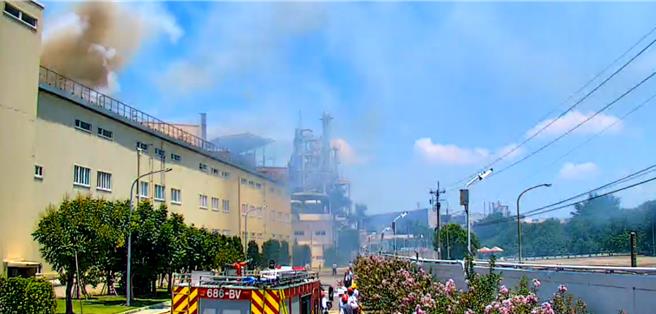 台塑新港乡中洋子CCL铜箔基板厂工厂2楼疑似热煤油燃烧、顶楼冒烟。（民眾提供／ 廖素慧嘉县传真）