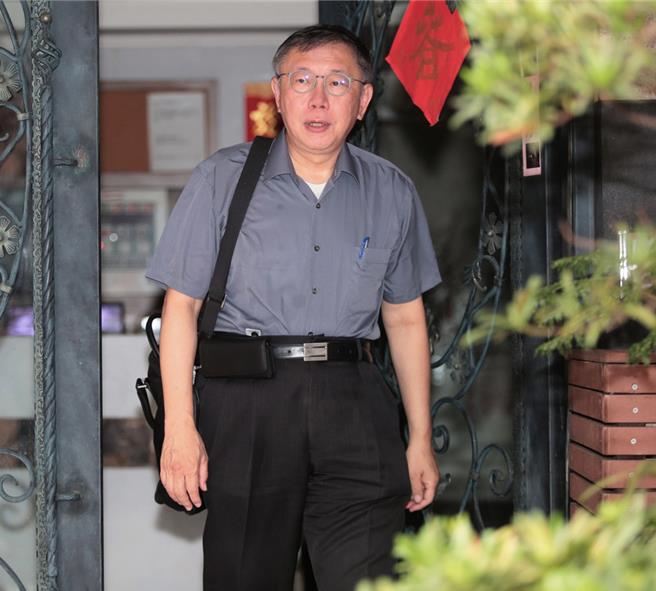 民眾党主席柯文哲蜡烛两头烧。（本报资料照片）