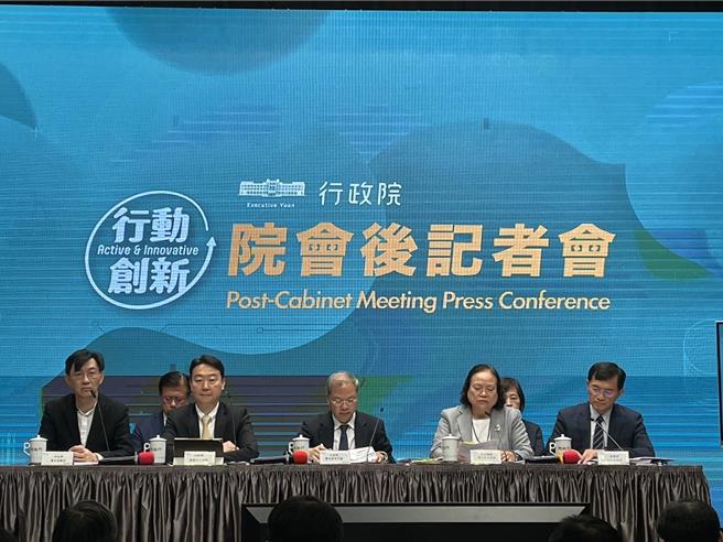 行政院今核定明年度中央總預算，行政院列出各項重要施政項目預算，其中國防預算整體規模為6470億元，包含總預算4760億元、特別預算904億元、非營業特種基金806億元，較今年度相同基礎增加464億元，約增7.7％。（蔡雯如攝）