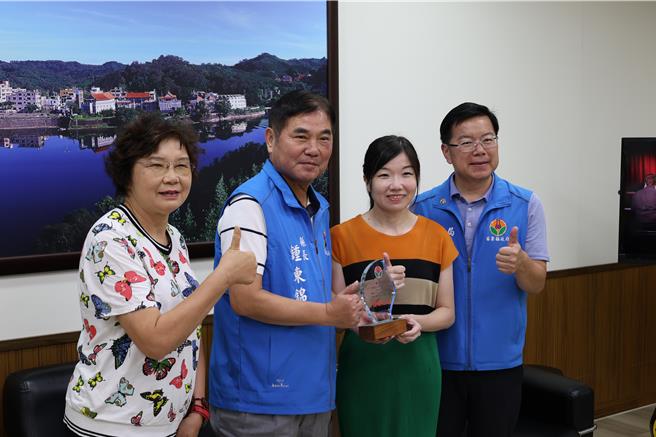 出身苗栗县公馆乡的苏郁涵，现在已是国际知名爵士铁琴演奏及词曲创作家，荣获「2024  金曲奖」第35届演奏类最佳作曲人奖殊荣，苗栗县长锺东锦22日颁发苗栗之光表扬。（谢明俊摄）