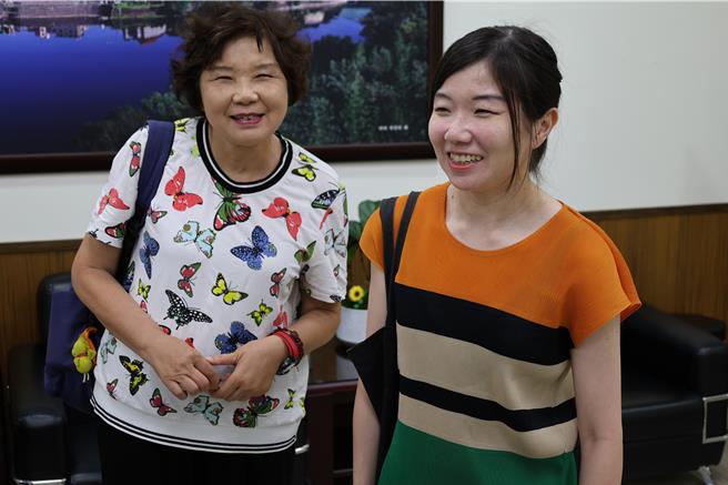 出身苗栗县公馆乡的苏郁涵，现在已是国际知名爵士铁琴演奏及词曲创作家，荣获「2024  金曲奖」第35届演奏类最佳作曲人奖殊荣，22日由母亲陪同到苗栗县政府接受县长锺东锦表扬。（谢明俊摄）