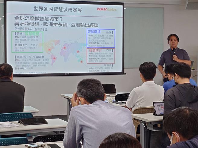 王仁佐博士生动说明数位孪生概念，及AI公园业务创新技术与应用案例。（高市工务局提供／杨舒婷高雄传真）