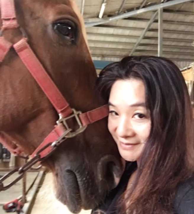 应晓薇与爱马合影。（图 / 翻摄自应晓薇脸书）