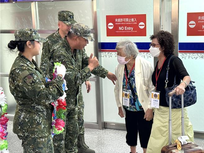 金防部指挥官李定中(左二)亲自到尚义机场出境大厅迎接参战前辈与遗族，贴心关怀老人家身体状况。(于家麒摄)