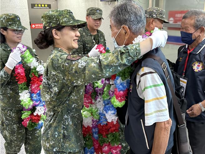 金防部官兵代表热情献上花圈，欢迎八二三英雄们重返金门。(于家麒摄)