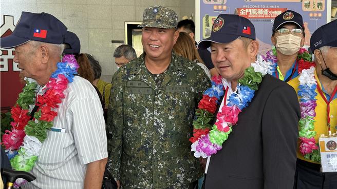 前金防部指挥官郝以知(右二)也受邀前往金门，参加八二三战役胜利66周年相关纪念活动。(于家麒摄)