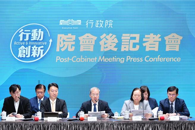 行政院今核定明年度中央总预算，针对总预算对台电、劳健保等拨补状况，主计长陈淑姿表示，总预算拨补台电1000亿元，劳保1200亿加上疫后特别预算100亿元共1300亿元，而健保财务协助则是336亿元。（行政院提供）