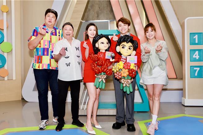 赵正平（左2）22日担任《医学大联盟》来宾。（民视提供）