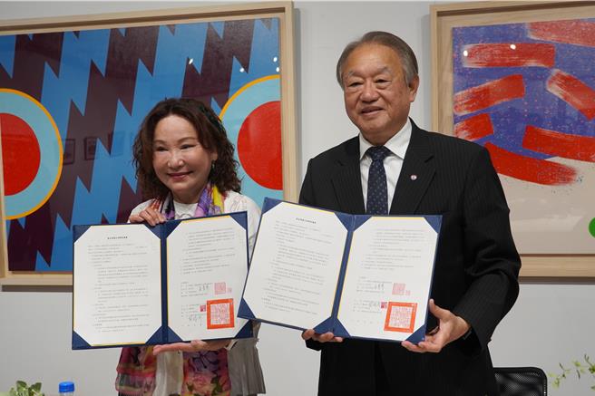 萧勤作品捐赠签约仪式今日由正修科大校长龚瑞璋（右）与萧勤国际文化艺术基金会董事长吴素琴（左）共同签署。（林雅惠摄）