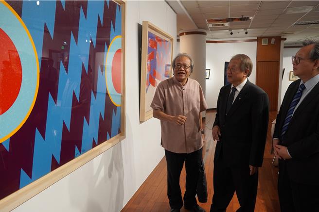 正修科大校长龚瑞璋（中）于萧勤作品捐赠签约仪式现场观赏萧勤画作。（林雅惠摄）