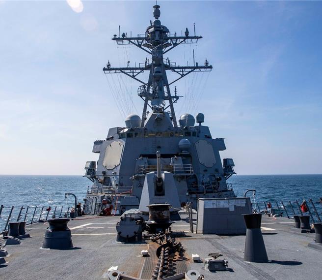 美國海軍USS Ralph Johnson導彈驅逐艦8月22日例行通過台灣海峽。（美國海軍第七艦隊）