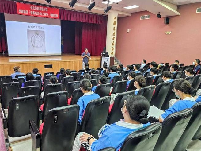 主讲人国立政治大学廖兴中副教授勉励在座学生「欲望勿超过能力」。(北荣桃园分院提供)