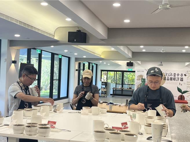台中市農會今天舉辦咖啡評鑑。（李京昇攝）