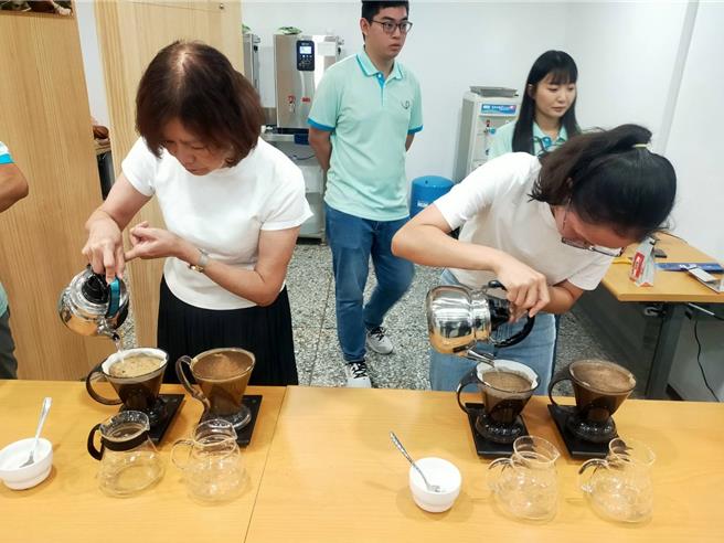 評鑑現場飄出濃濃咖啡香。（李京昇攝）