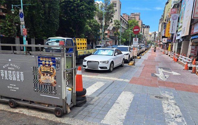 台北市新工處預計今年9月至11月辦理寧夏夜市所在的平陽街至民生西路段的磚面更新作業，完工後人車通行可更加安全舒適，夜市逛起來也就更加舒心。（黃敬文攝）