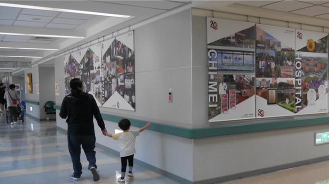 台南柳营奇美医院欢庆开院20周年，22日举办庆祝大会，特别设置照片回忆展。（柳营奇美医院提供／张毓翎台南传真）