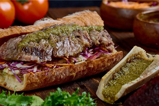 南洋風味「美國極黑牛小排三明治」，選用頂級帶骨牛小排，搭配慢燉香料蔬菜與越式酸甜辣椒醬，再以酸種麵包襯托，每份售價1580元。（圖／台南晶英酒店）