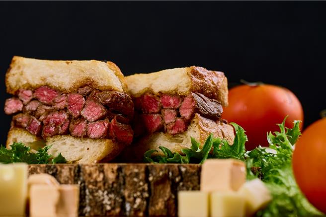 今年「府城漢堡啤酒節」以漢堡厚度詮釋台南「厚禮數」的人情傳統，照片為台南晶英的「美國板腱牛三明治」，售價280元。（圖／台南晶英酒店）