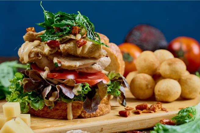 「漢堡啤酒節」主題以「厚」為象徵，集結46家職人漢堡、行動餐車、小吃甜點及精釀啤酒調飲，陪民眾歡度周末。（圖／絲旅台南虎山館）