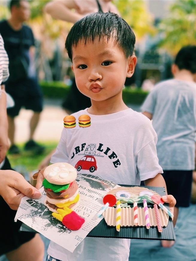 「府城漢堡啤酒節」活動中，台南晶英與「Aha親子五感探索派對」舉辦親子五感體驗坊「厚盛ㄟ」，帶領孩童認識美味漢堡包。（圖／台南晶英酒店）