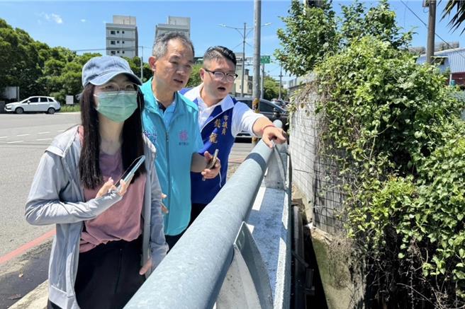 国民党桃园市议员钱龙（右）会同中福里长詹益青（中）及水务局于中兴一号桥办理会勘。（钱龙提供）