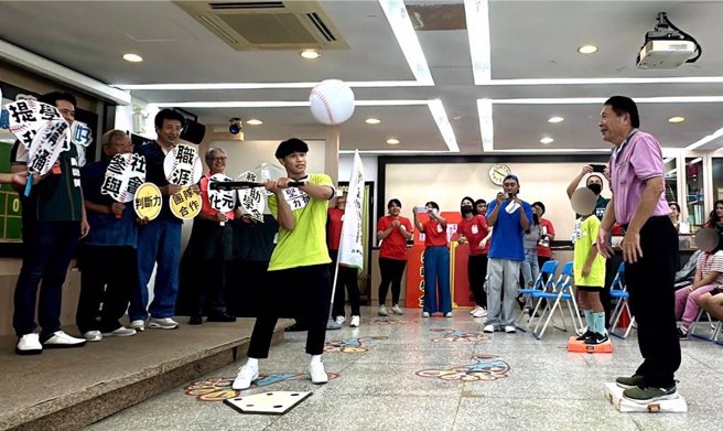 摘下台北亚洲公开赛柔道男子组金牌的林崇佑（中，持球棒者）担任打击者，并由台东扶幼委员会主委刘清三（右）投球象徵家扶奖助学金与社会资源挹注。（蔡旻妤摄）